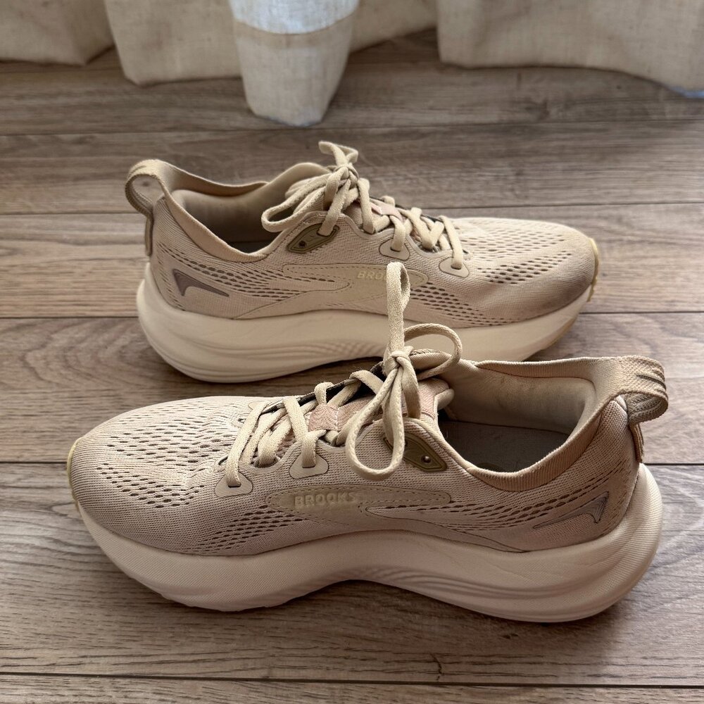 Brooks Glycerin 22 Running Shoes in Almond Peach/Fog/Almond 6.5 US